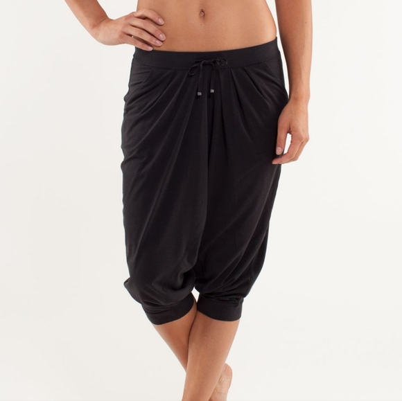 Lululemon Black "Free Mind" Low Rise Wide Leg Crop Athletic Pants Size 8 - Picture 2 of 14